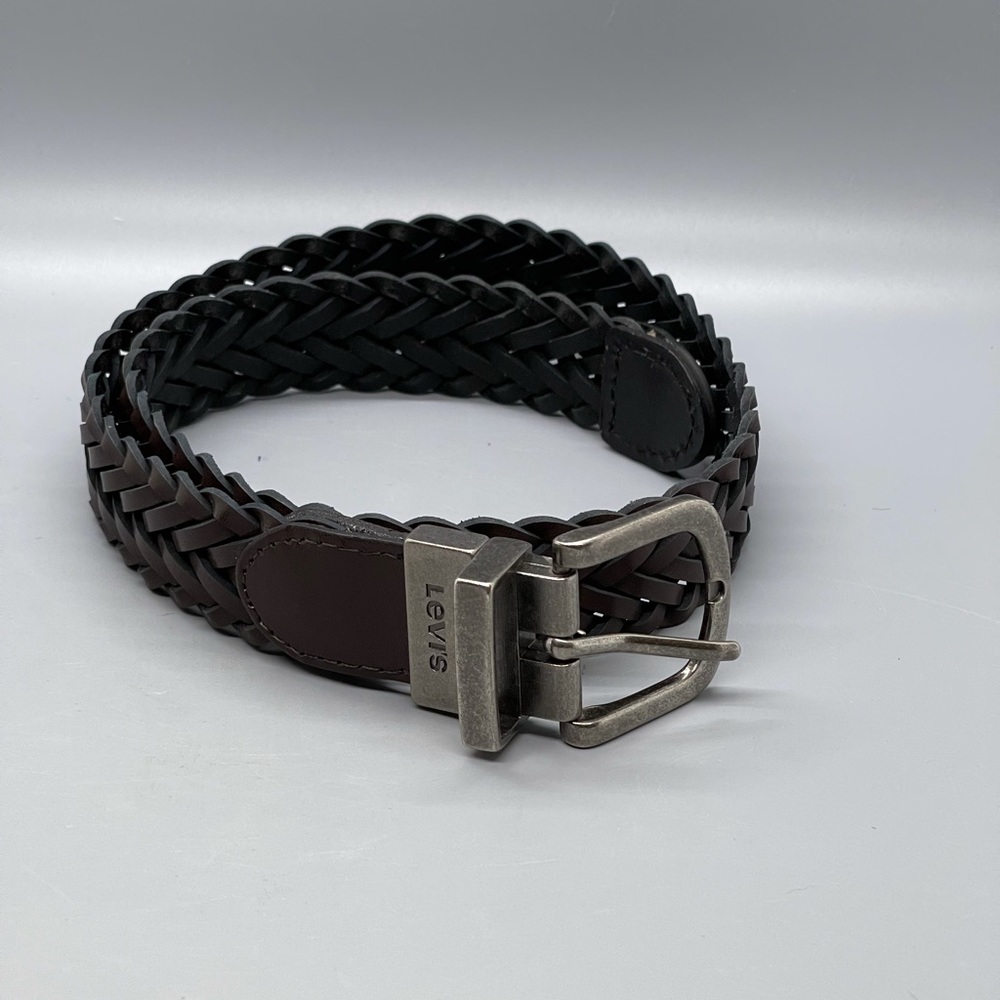 Reversible brown or black Levi’s leather belt.